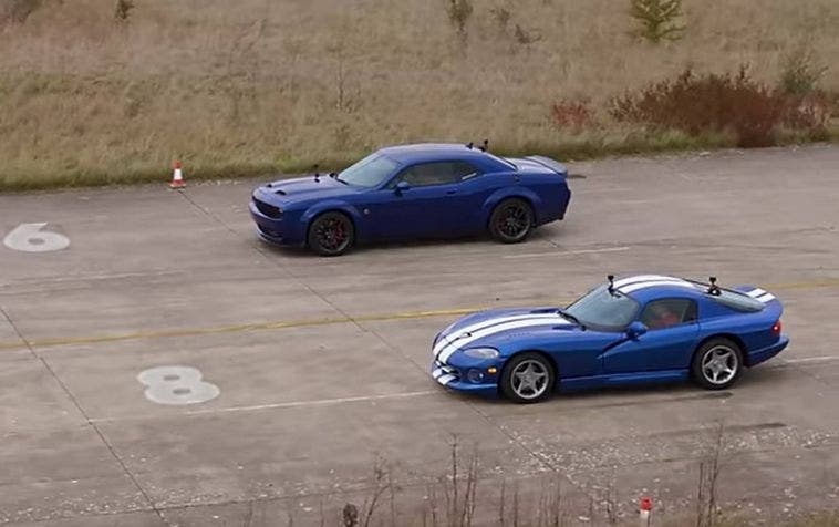 Drag race Dodge Viper vs Challenger