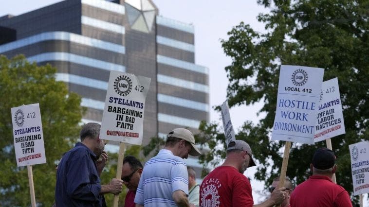 uaw stellantis protesta